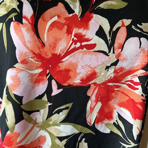 Black floral cut out sleeve top. Size large - Picture 7 of 11